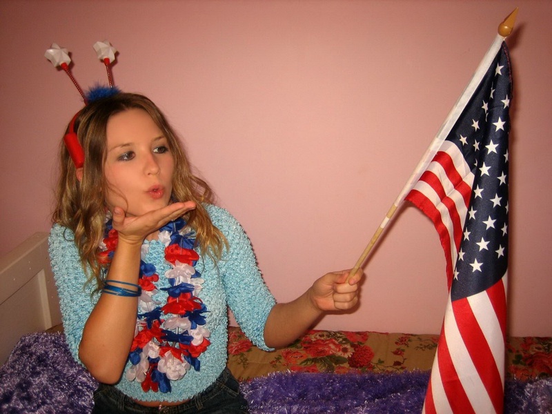 Американка-патриотка онанирует пизду руками