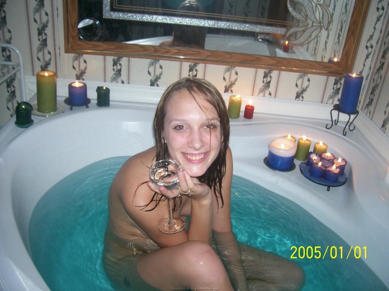 Юная соблазнительница принимает ванну